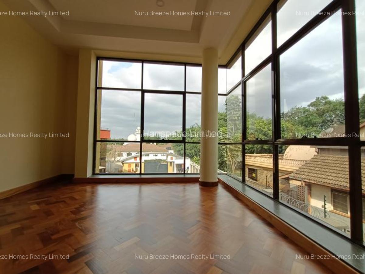 5 Bed Townhouse with En Suite in Lavington - 4