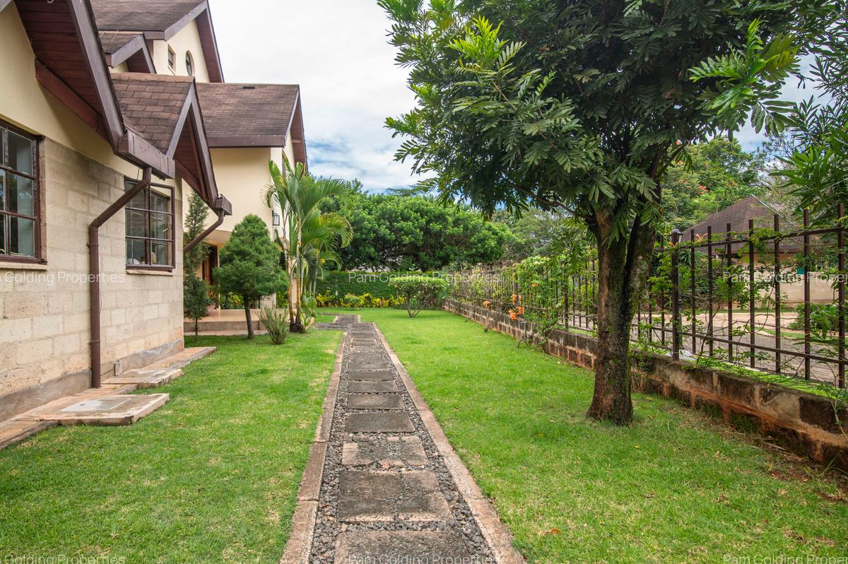 5 Bed House with En Suite in Runda - 15