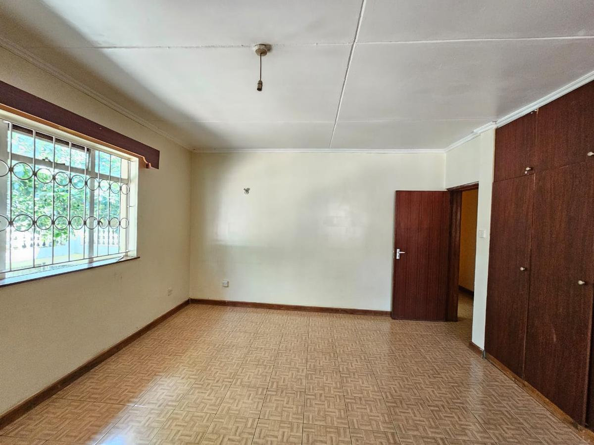 3,000 ft² Commercial Property with Service Charge Included in Lavington - 12