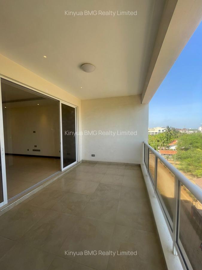 Serviced 2 Bed Apartment with En Suite in Nyali Area - 9