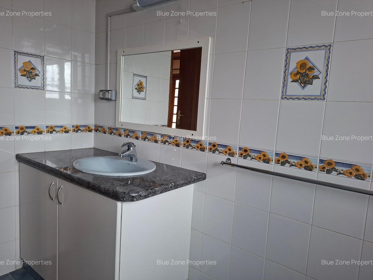 5 Bed House with En Suite at Benin Dr - 19