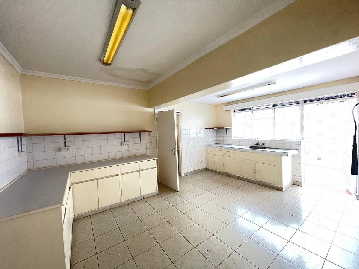 5 Bed House with En Suite in Lavington - 4