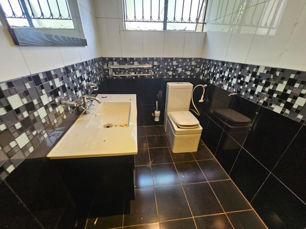 4 Bed House with En Suite in Runda - 10