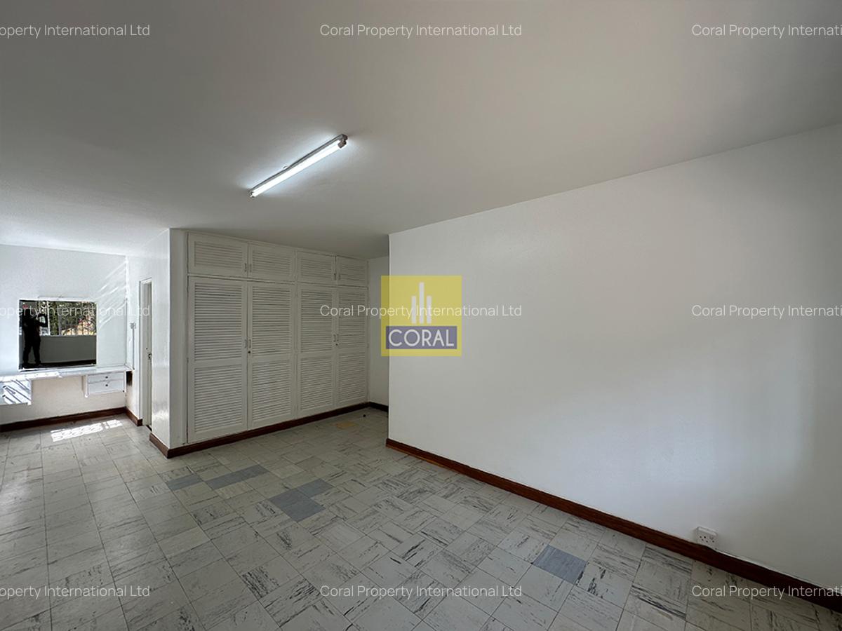 3 Bed Apartment in Brookside - 11