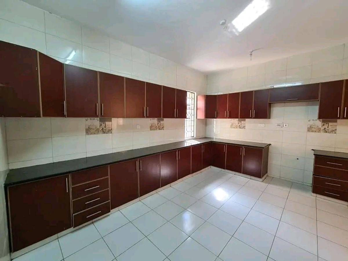 3 Bed Apartment with En Suite at Links Road - 12