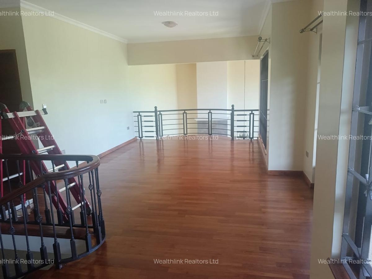 5 Bed Townhouse with En Suite at Runda - 5