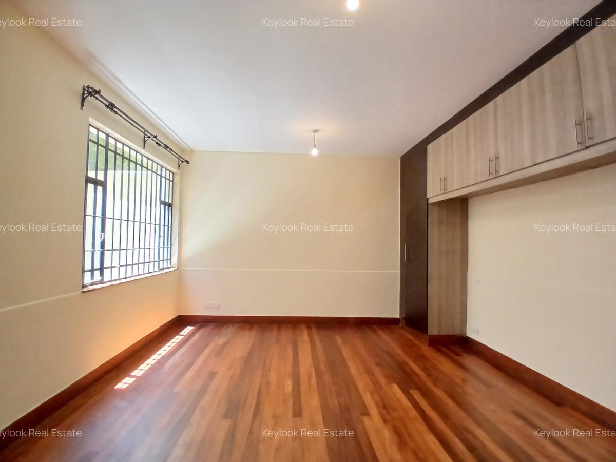 5 Bed Townhouse with En Suite at Lavington - 14