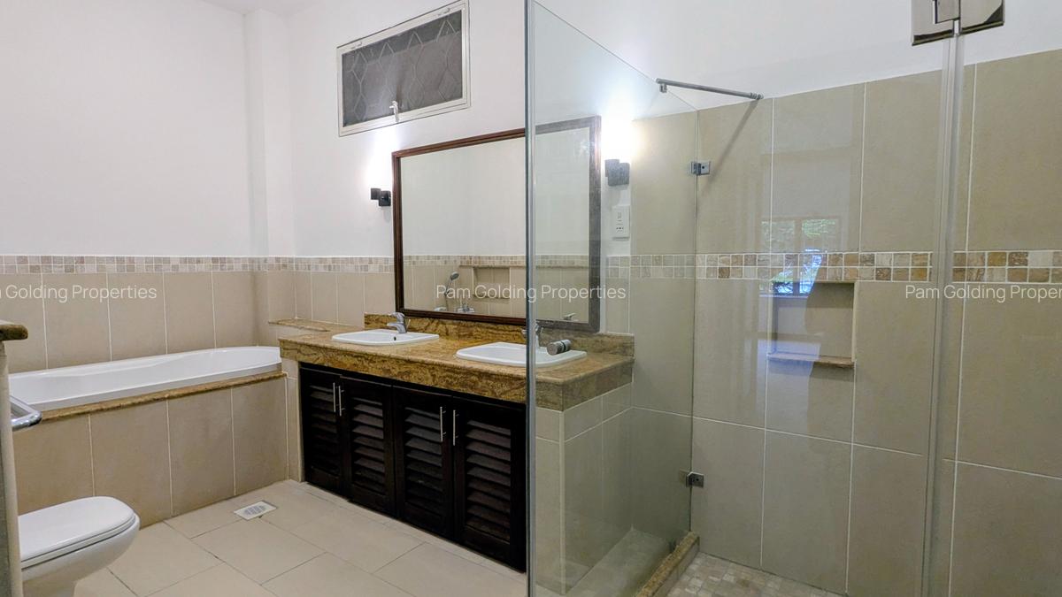 3 Bed Apartment with En Suite at Greenwood Drive - 13