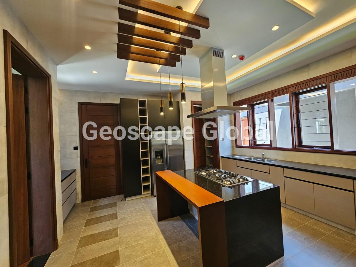 5 Bed House with En Suite in Runda - 4