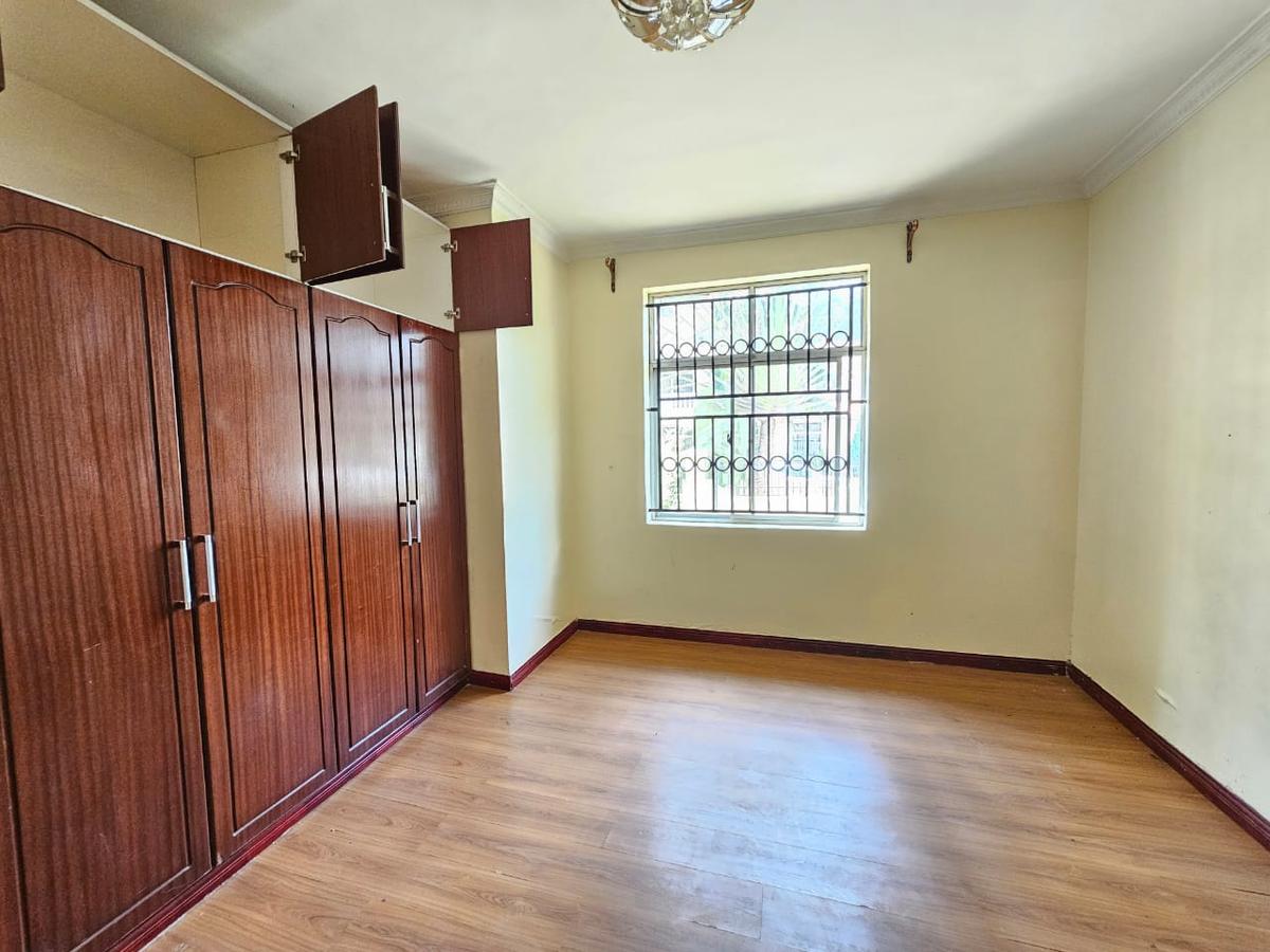 5 Bed House with En Suite in Lavington - 20