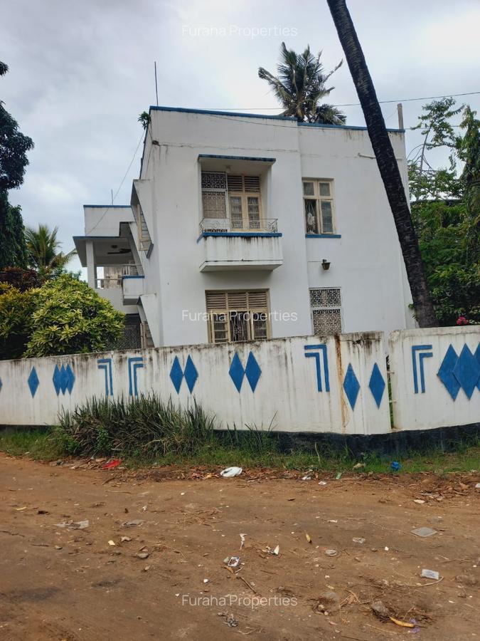 5 Bed House with En Suite in Tudor - 3