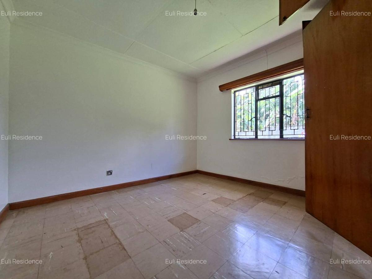 4 Bed House with En Suite at Crescent - 3