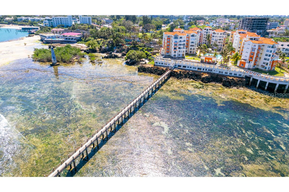 3 Bed Apartment with En Suite at Cemet Road - 2