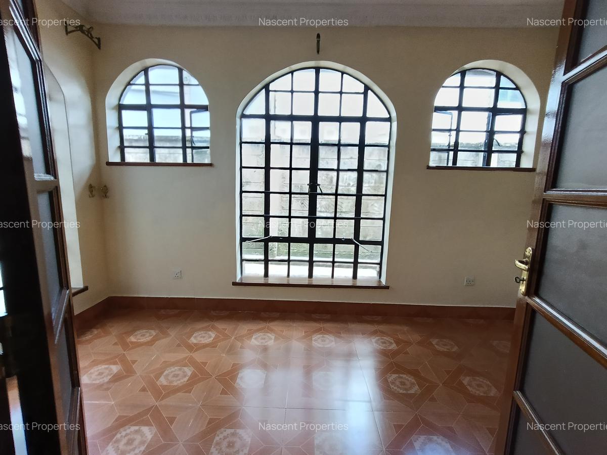 4 Bed House with En Suite in Ridgeways - 4