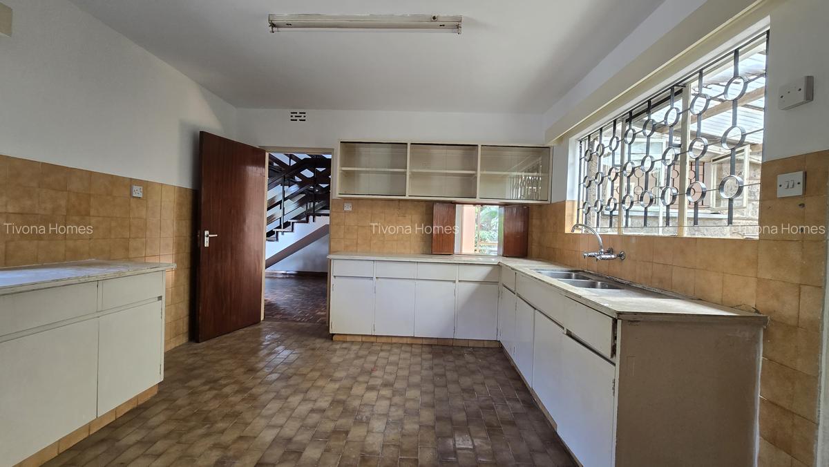 4 Bed House with En Suite in Lavington - 11