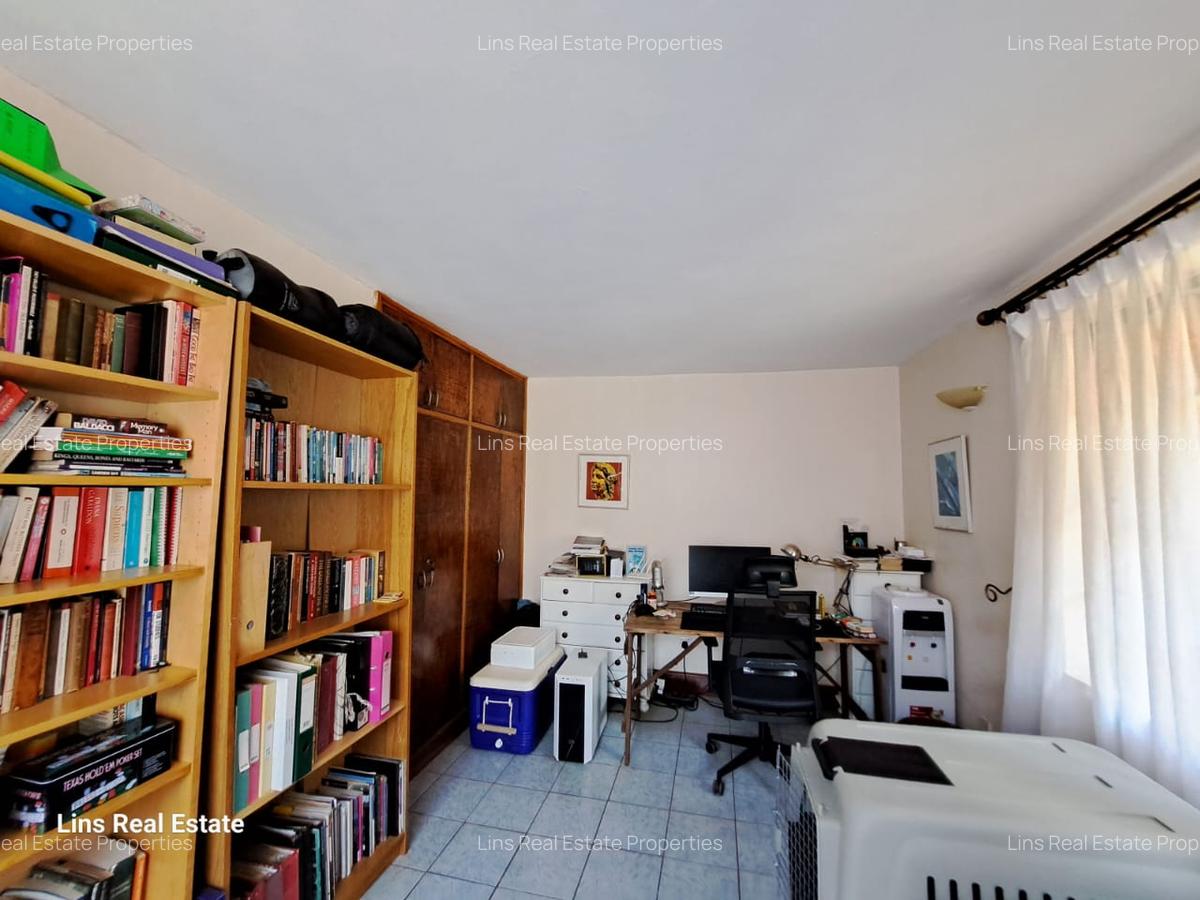 3 Bed House with En Suite in Ridgeways - 14