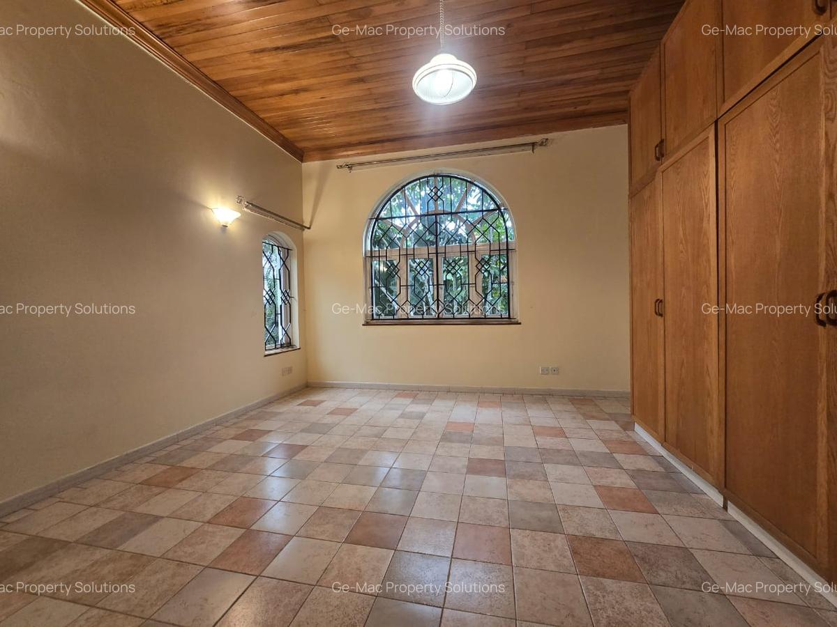 4 Bed House with En Suite in Hill View - 4