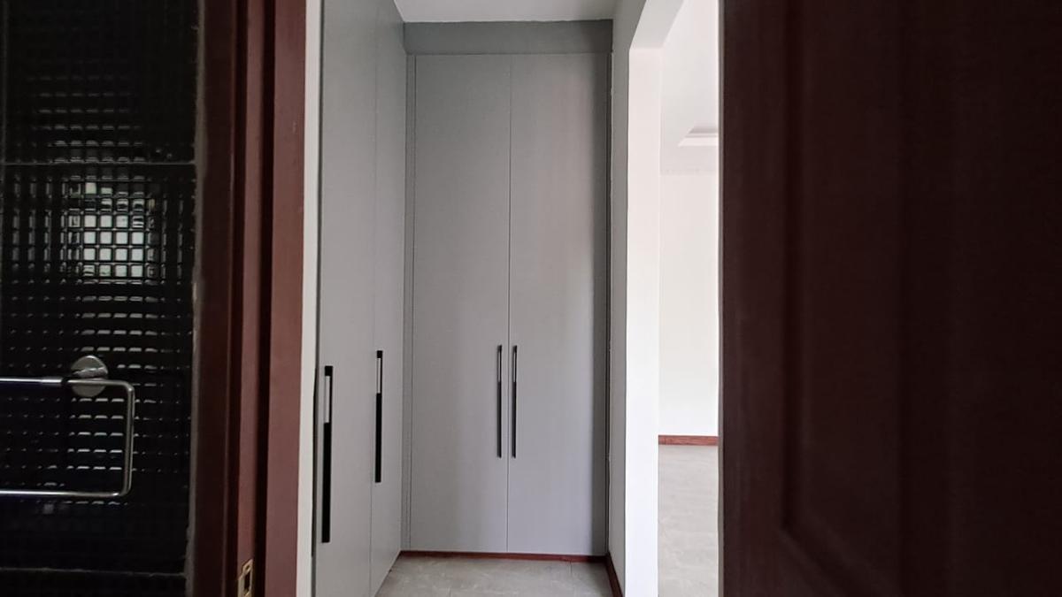 5 Bed Townhouse with En Suite in Lavington - 3