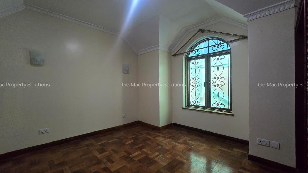 5 Bed House with En Suite in Lavington - 15