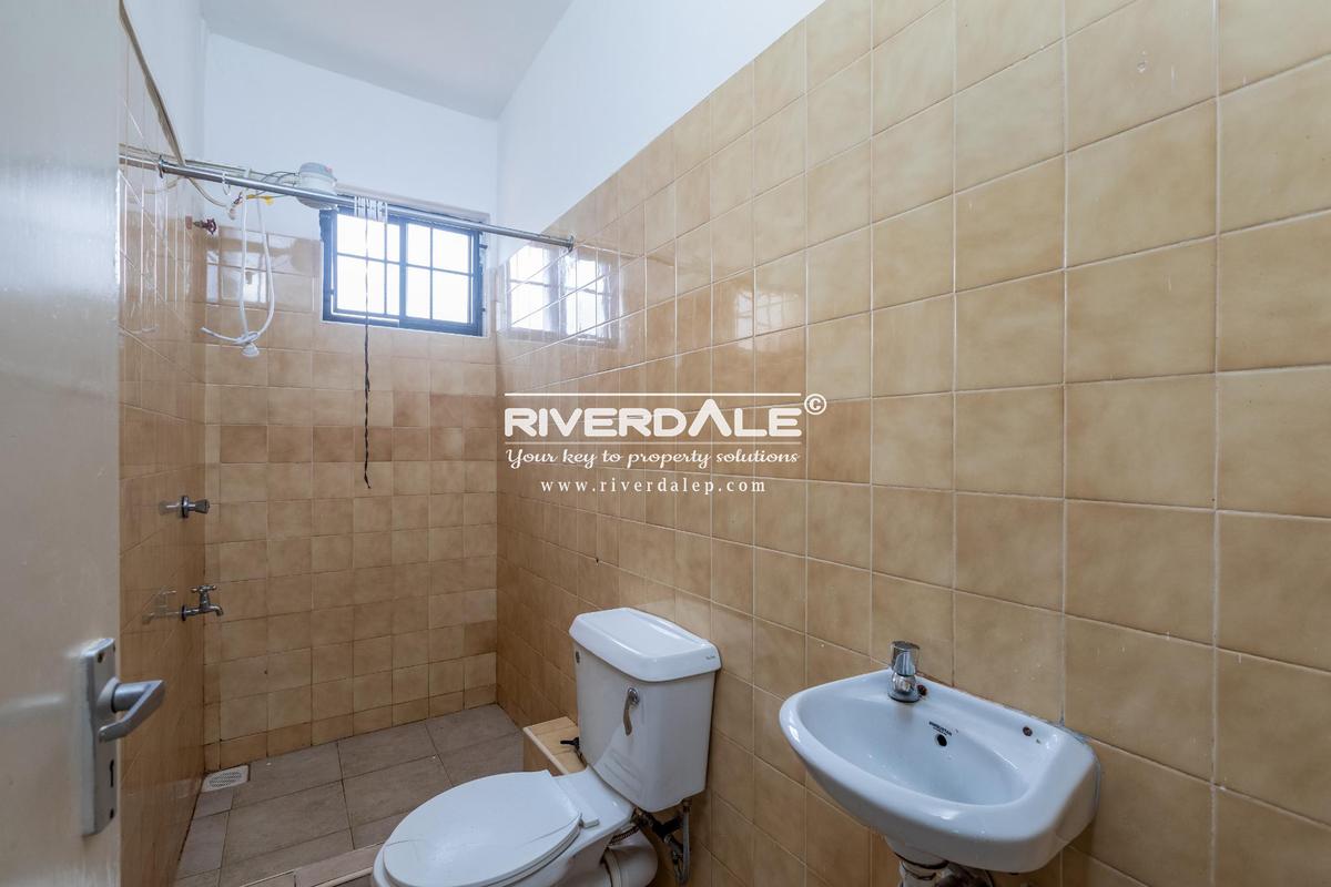 4 Bed Apartment with En Suite in Brookside - 15