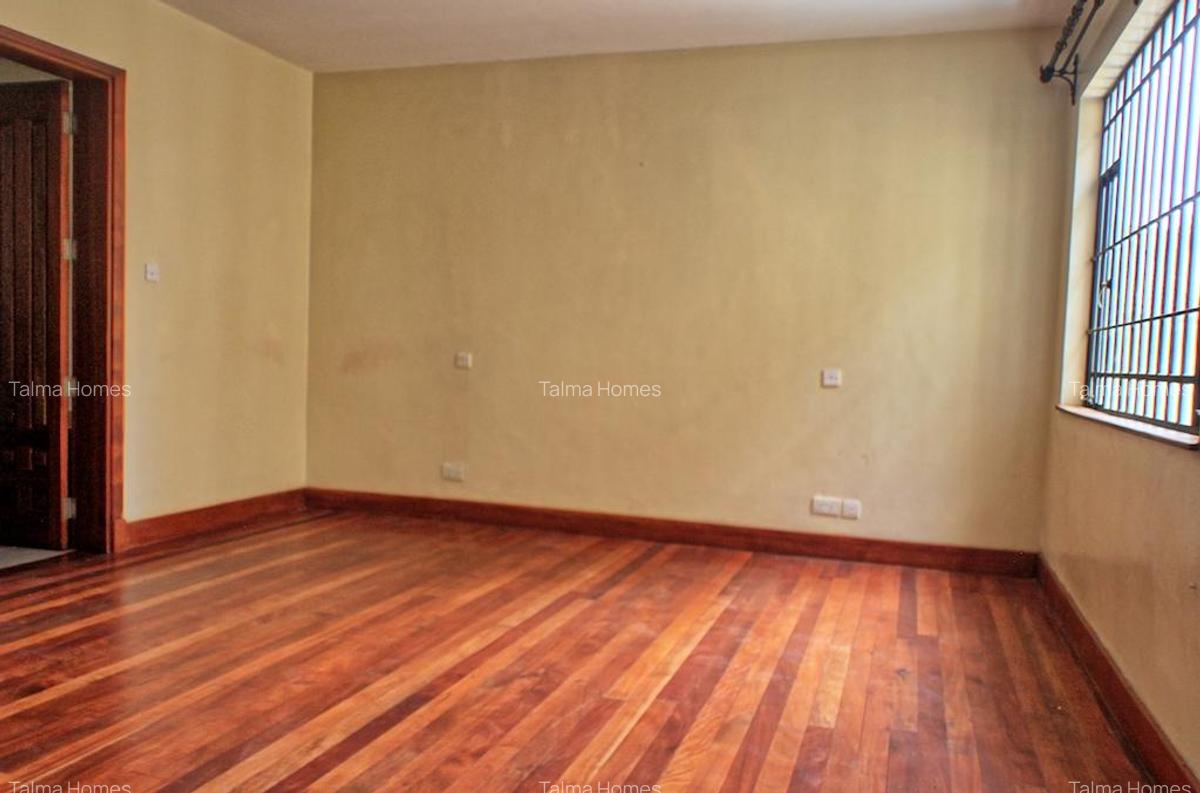 5 Bed Townhouse with En Suite at Off Convent Drive - 8