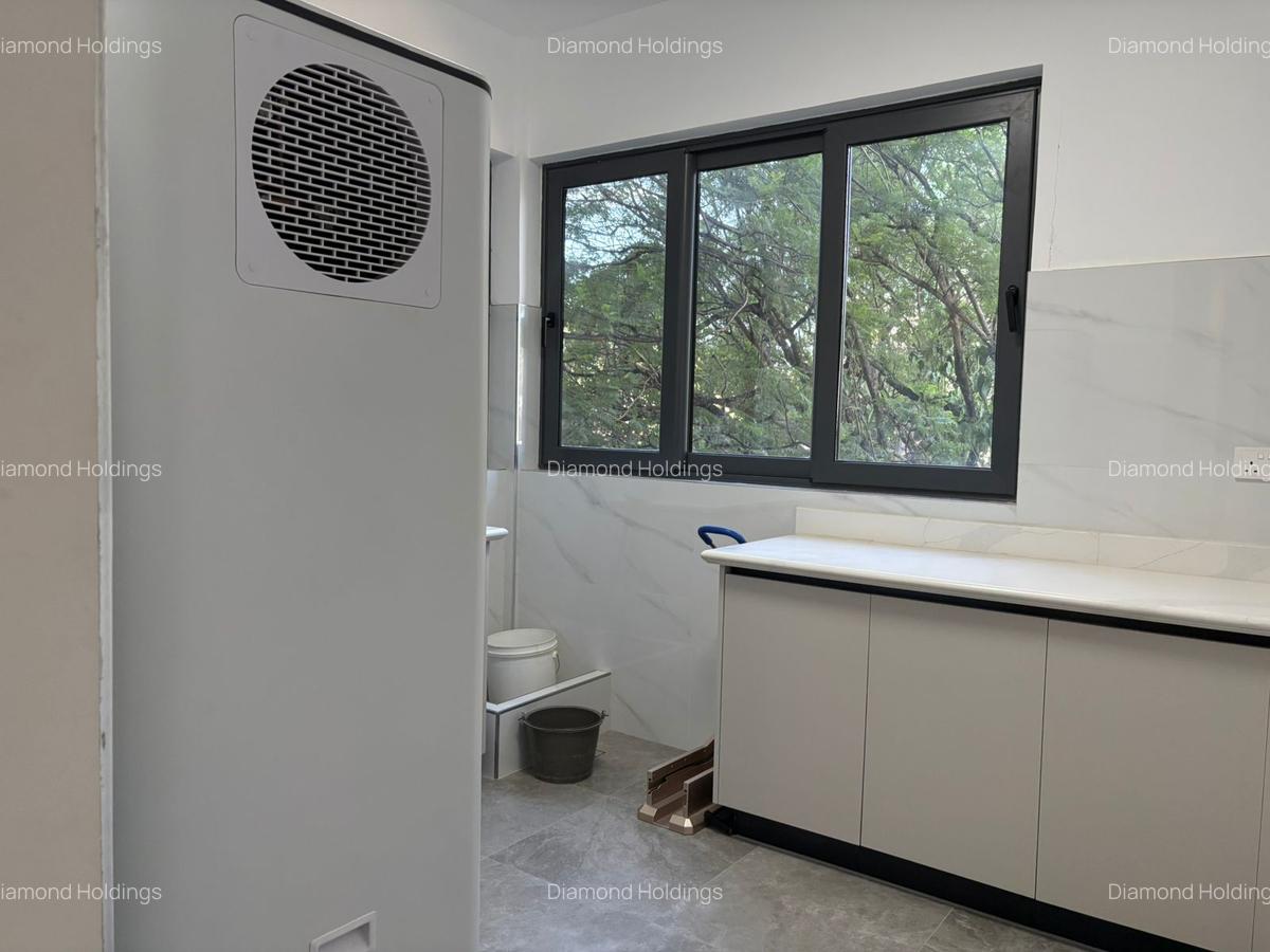 3 Bed Apartment with En Suite in Brookside - 4