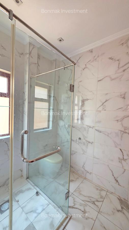 5 Bed Townhouse with En Suite at Lavington Green. - 17