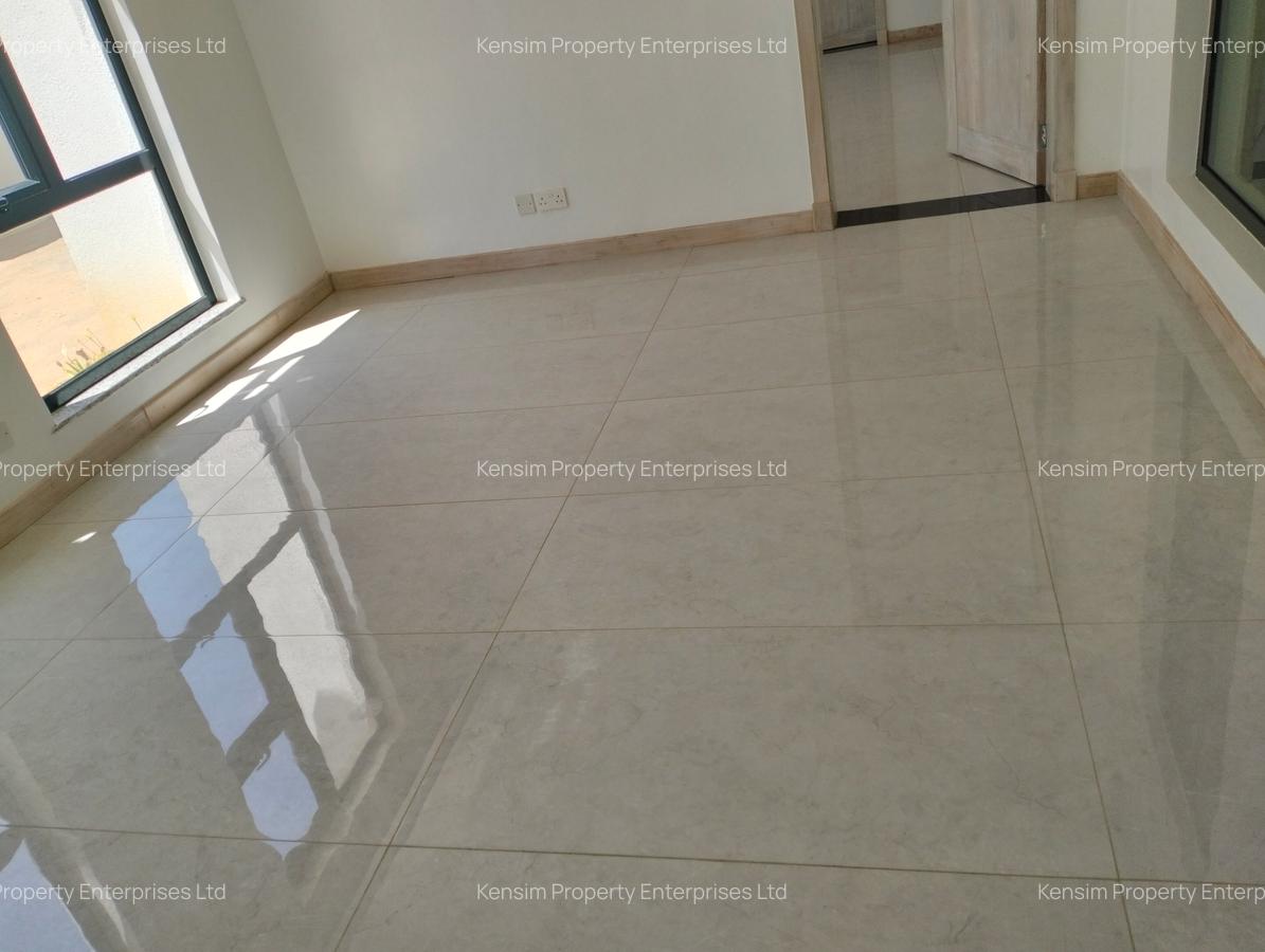 5 Bed House with En Suite in Runda - 11