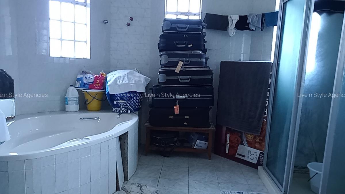 7 Bed House with En Suite in Runda - 12