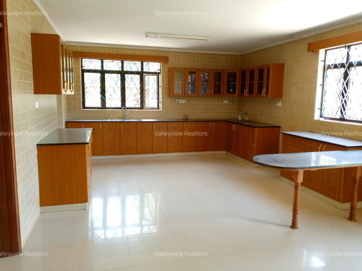 4 Bed Townhouse with En Suite at Lavington - 6