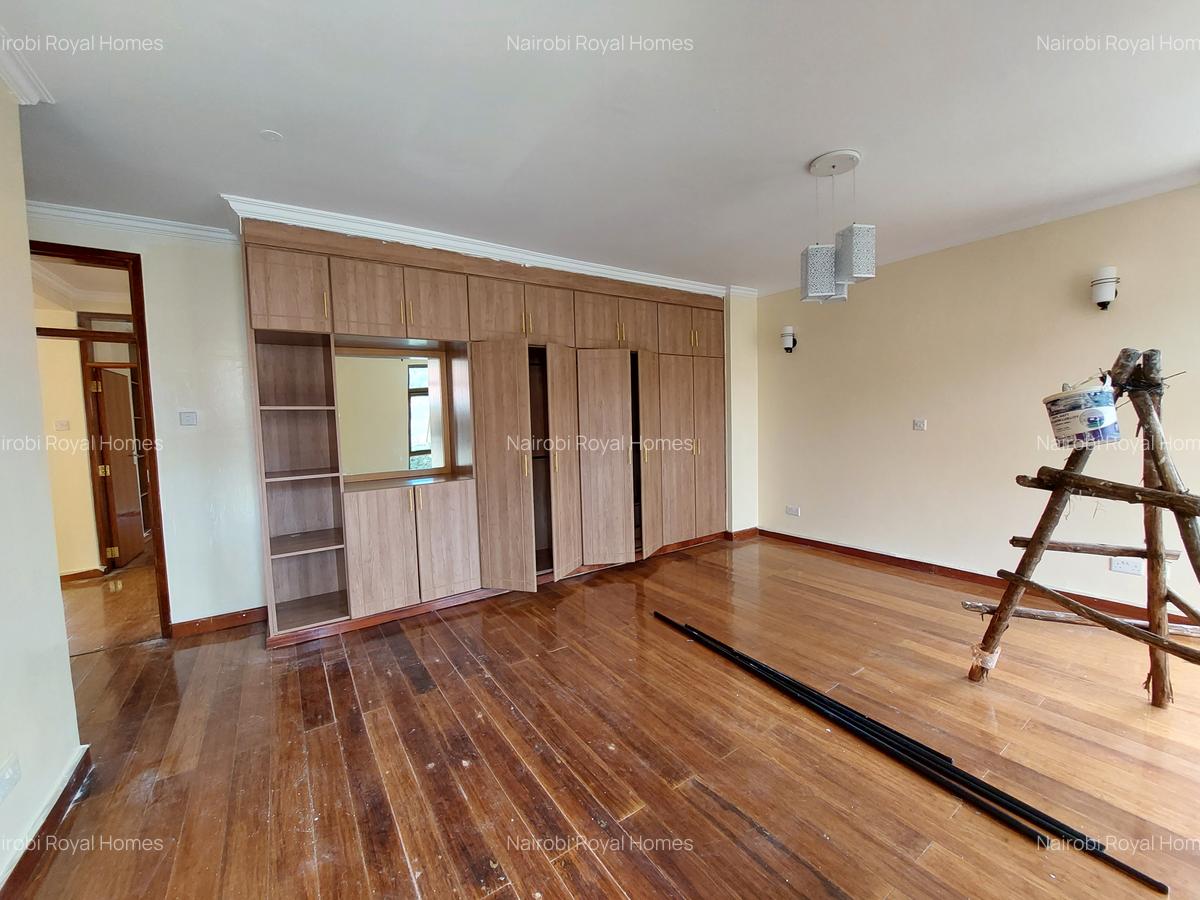 5 Bed Townhouse with En Suite at Lavington Lane - 12