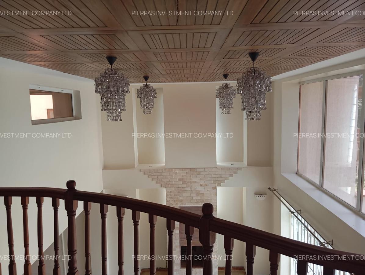 5 Bed Townhouse with En Suite in Lavington - 3