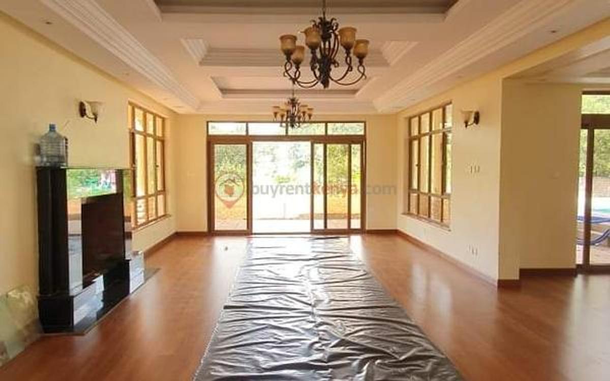 5 Bed Villa with En Suite at Shopping Centre - 3