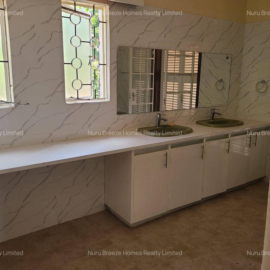 6 Bed House with En Suite in Loresho - 5