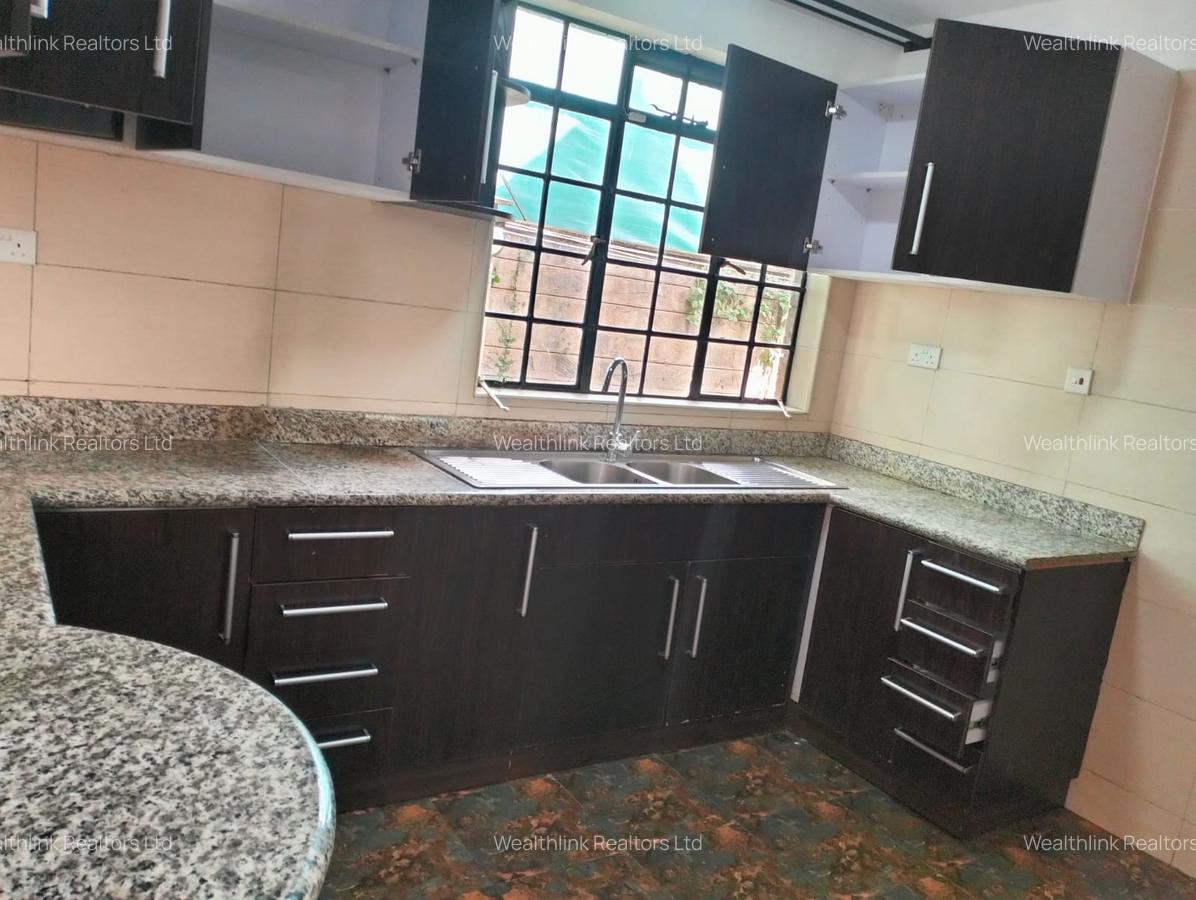 4 Bed Townhouse with En Suite at Lavington - 8