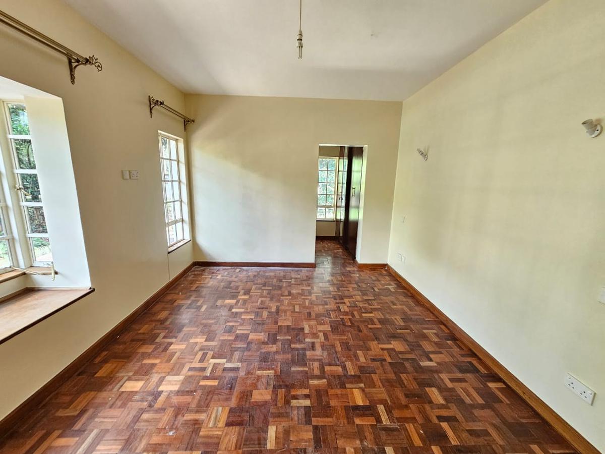 5 Bed House with En Suite in Lavington - 17