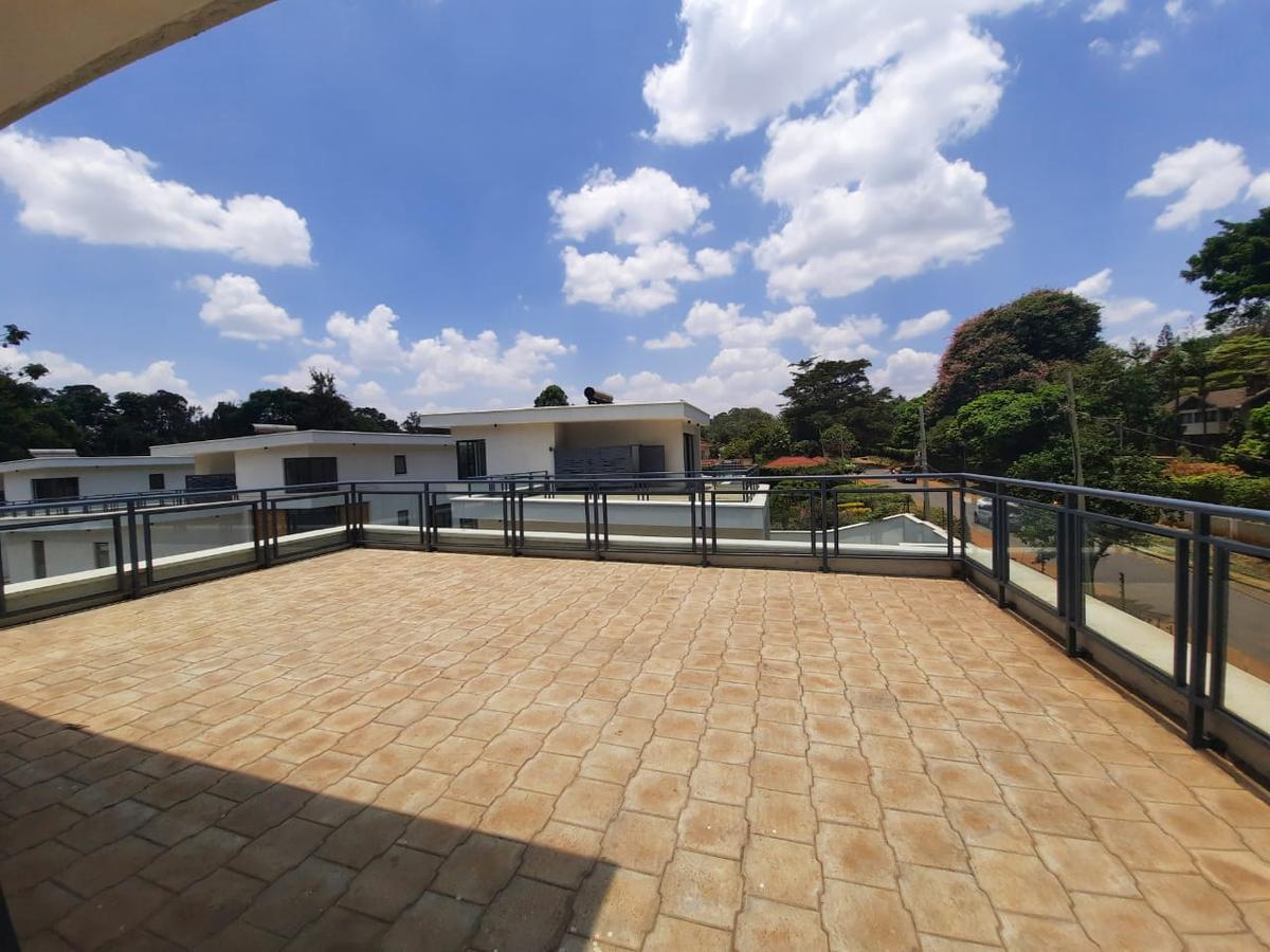 5 Bed House with En Suite in Lavington - 5