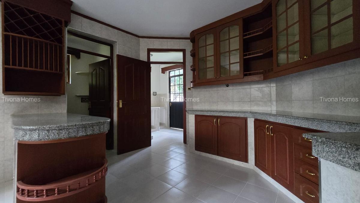 4 Bed House with En Suite in Lavington - 9