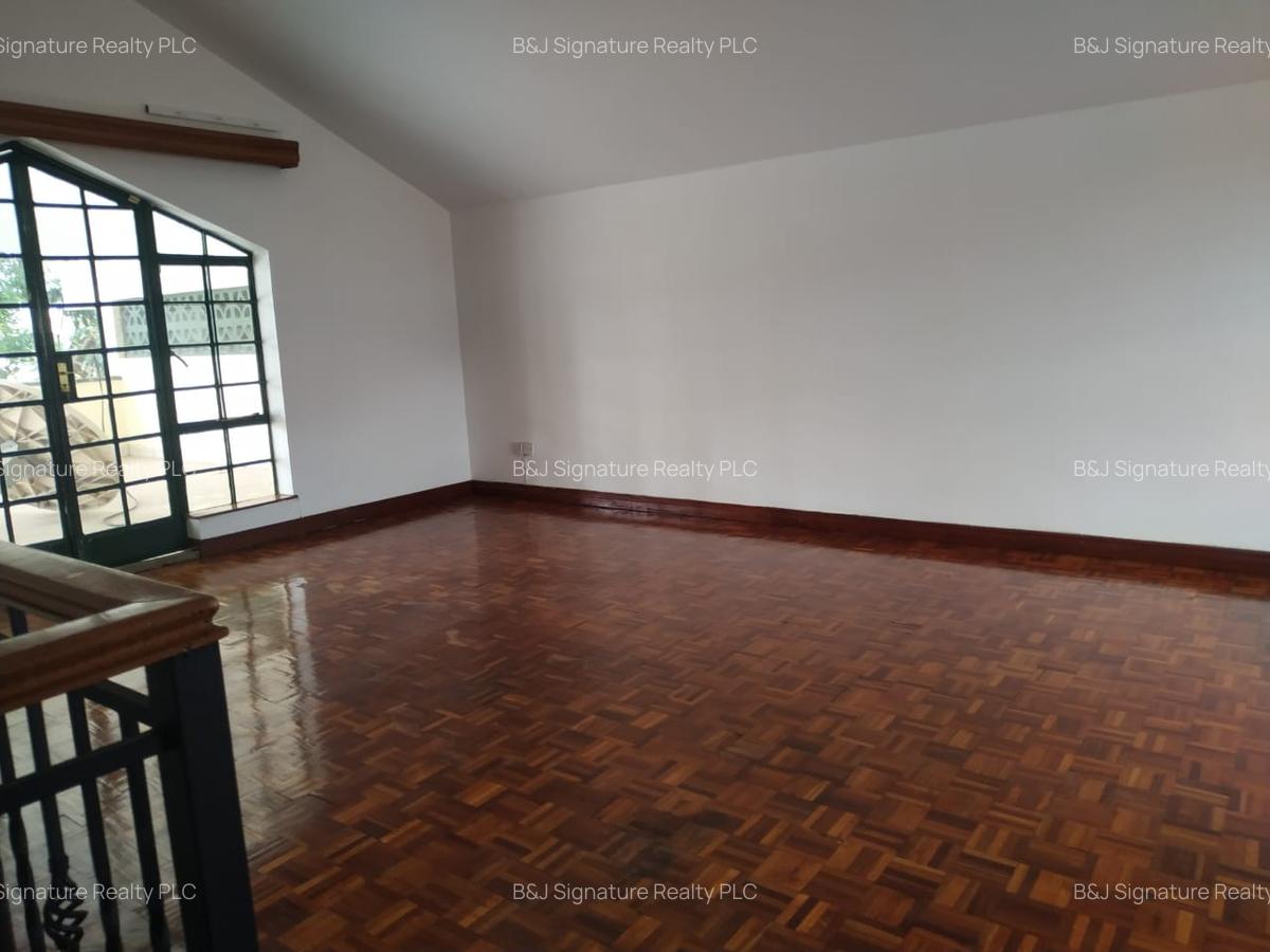 4 Bed Villa with En Suite in Spring Valley - 17