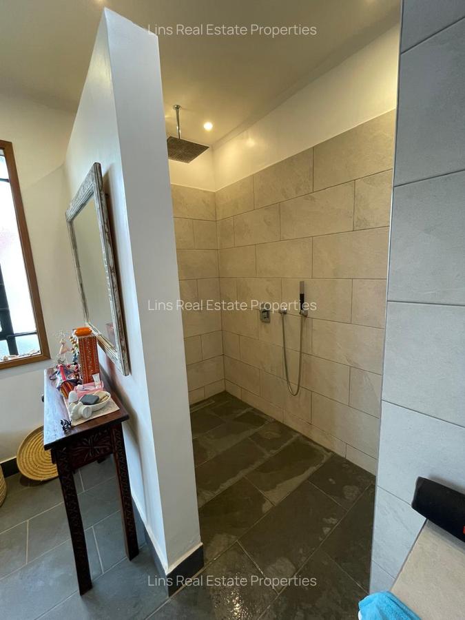 4 Bed House with En Suite in Runda - 12