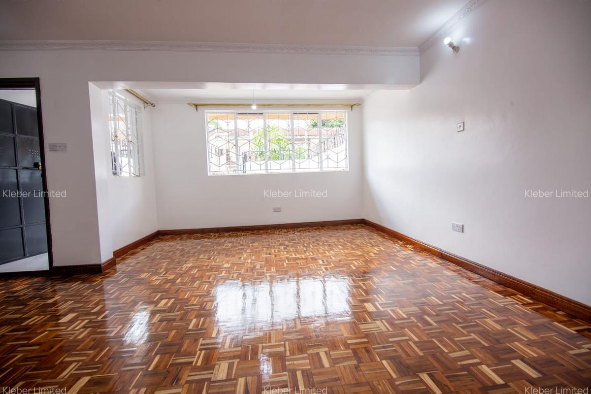 4 Bed House with En Suite in Lavington - 14