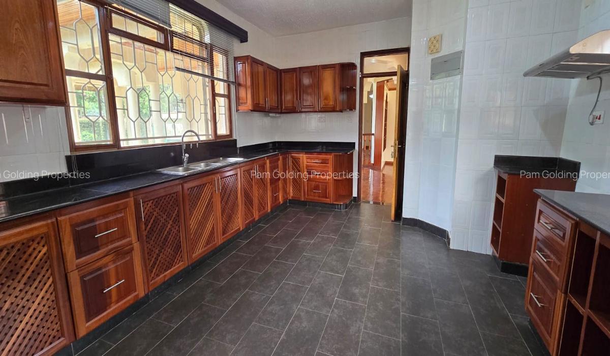 5 Bed House with En Suite in Runda - 4