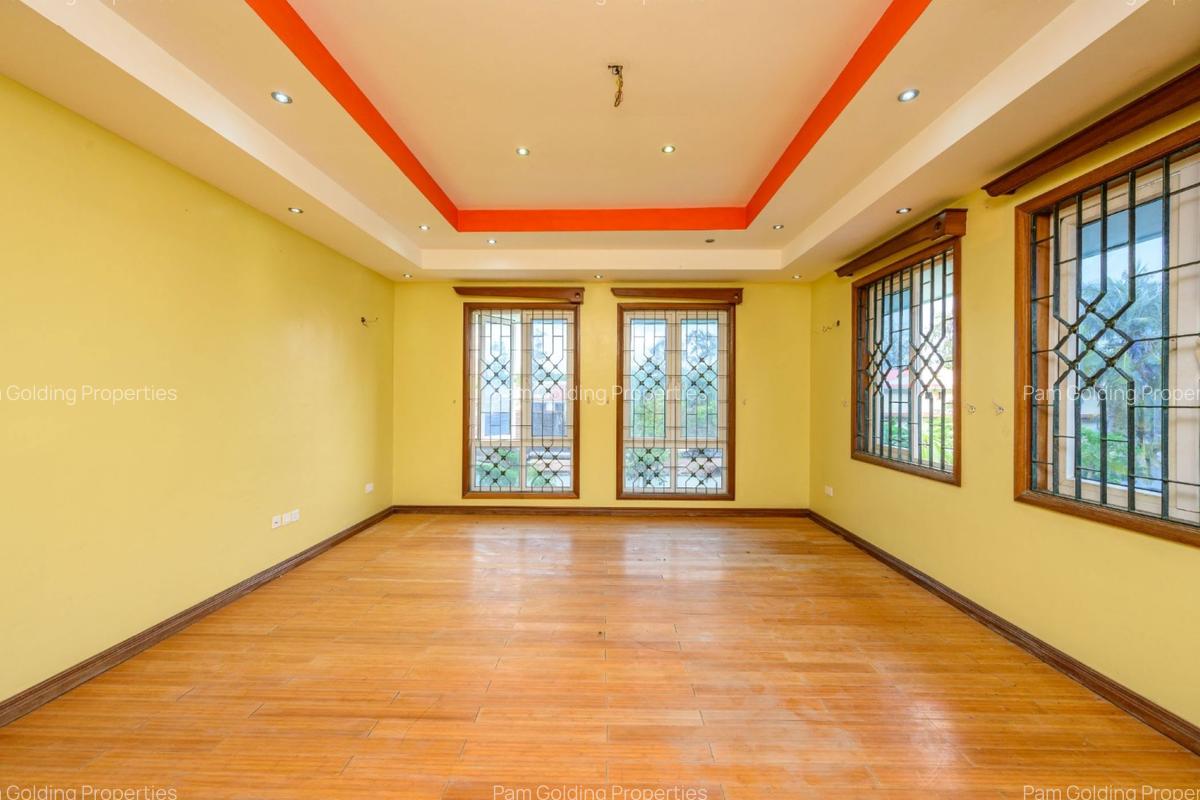 6 Bed Villa with En Suite in Kizingo - 3