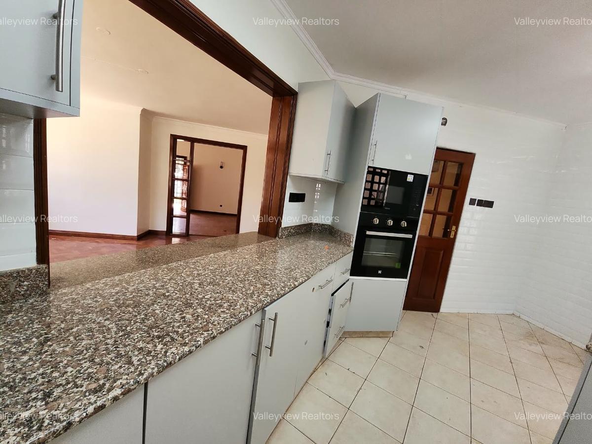 4 Bed Townhouse with En Suite at Lavington - 8