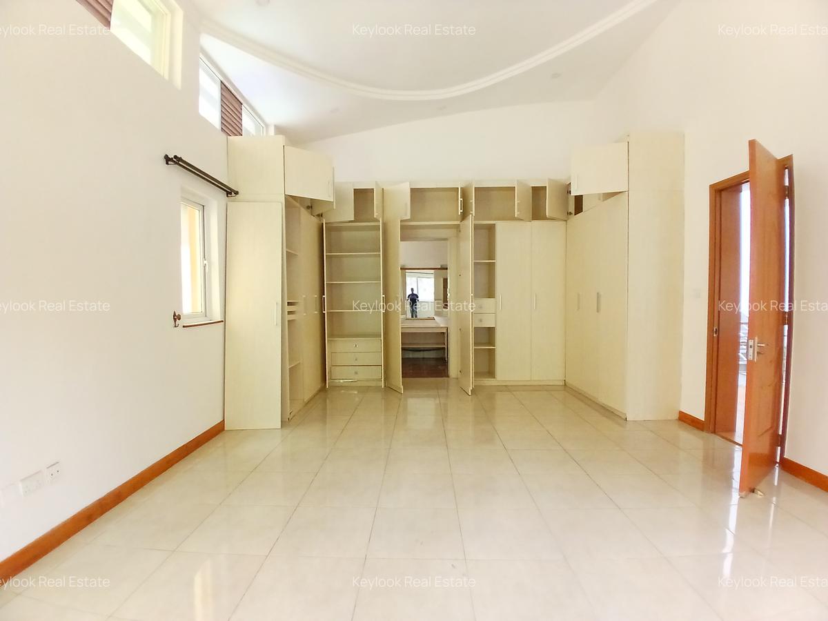 4 Bed Townhouse with En Suite at Riverside Drive - 15