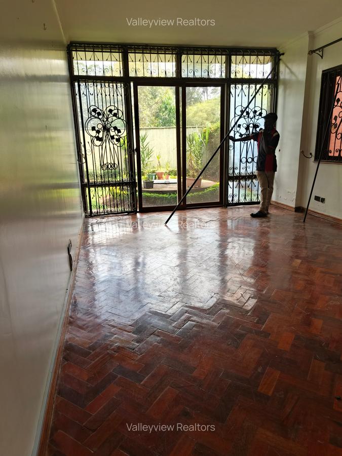 5 Bed Townhouse with En Suite at Lavington - 17