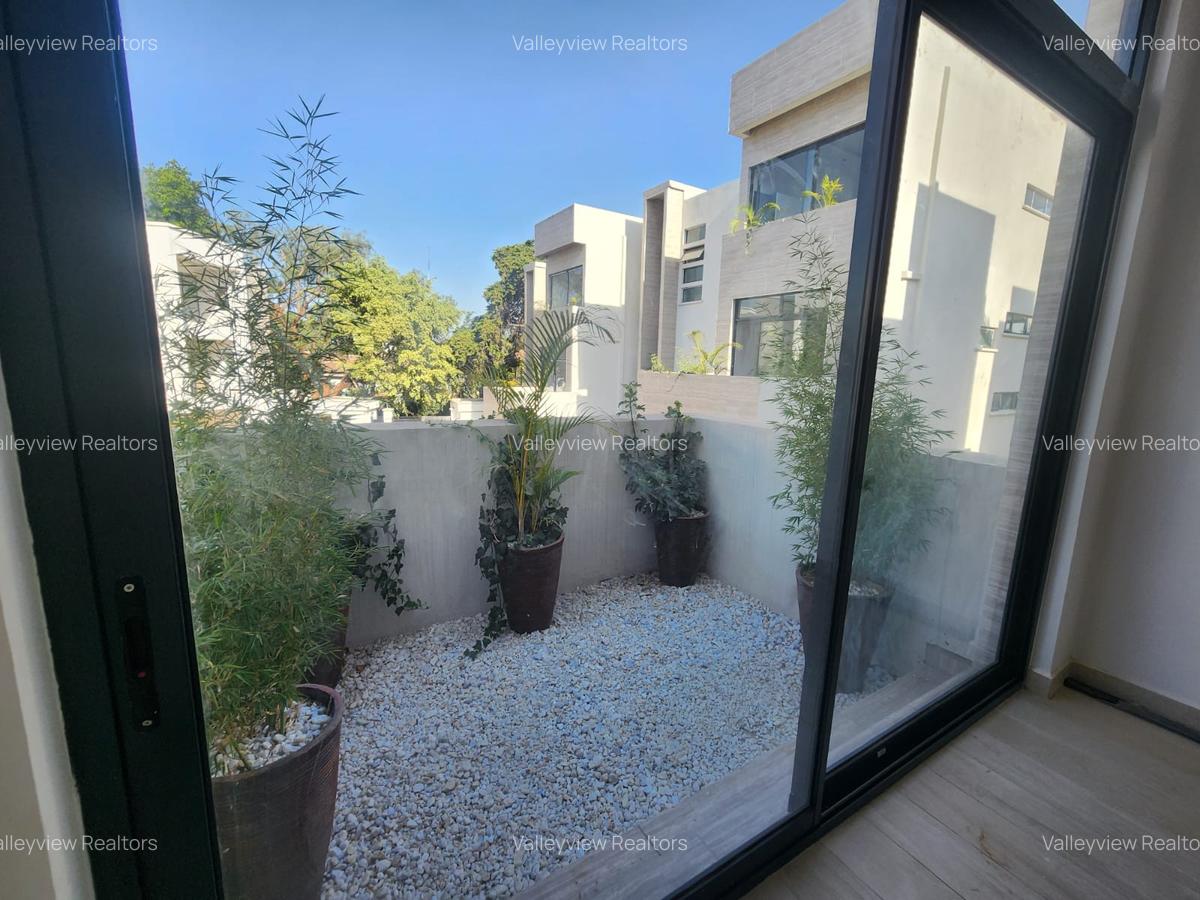 5 Bed Townhouse with En Suite at Lavington - 6