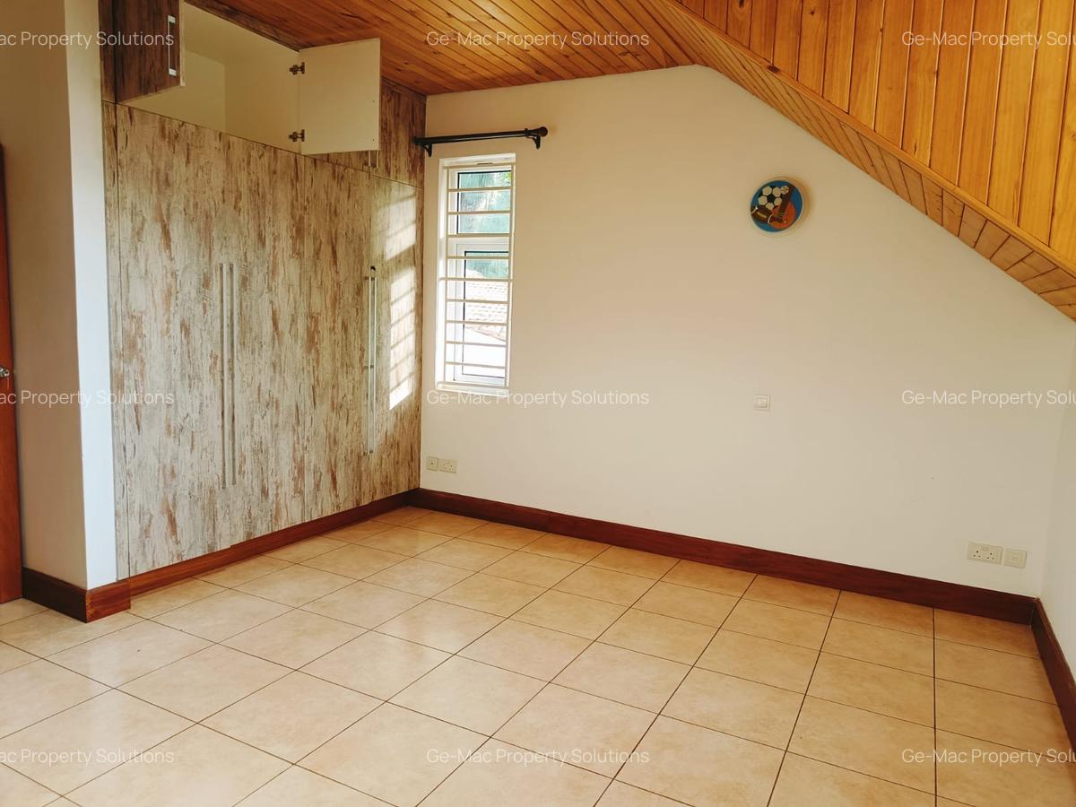 5 Bed House with En Suite in Rosslyn - 5