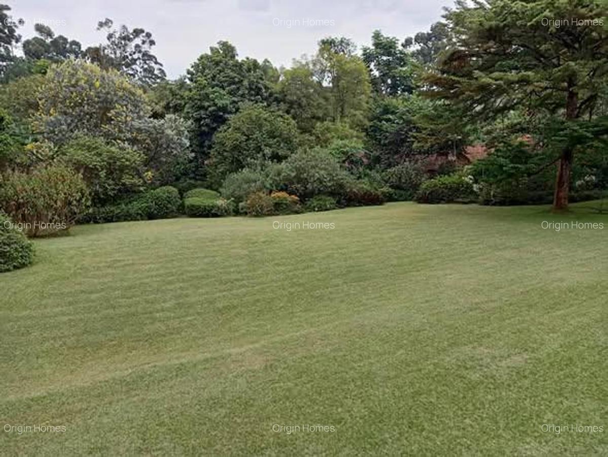 5 Bed House with En Suite in Ridgeways - 17