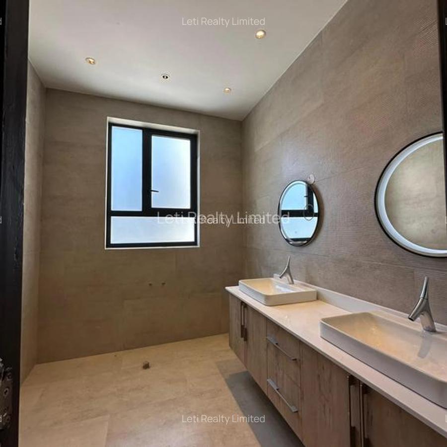 5 Bed Townhouse with En Suite in Lavington - 4